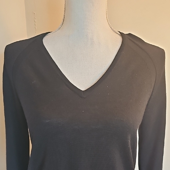 Black V-Neck Long Sleeve Sweater - Picture 2 of 6